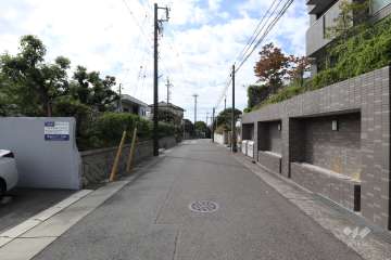 敷地南東側の前面道路(北東側から)