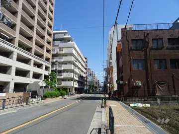 敷地東側の前面道路。通称「江坂ウエストサイドストリート」。マンションのほか、飲食店などの商業施設が立ち並んでいます。