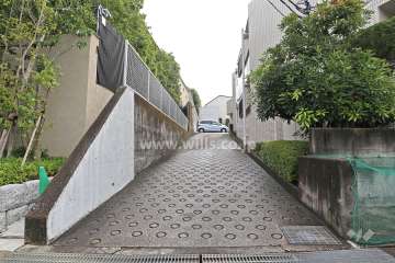 駐車場出入り口