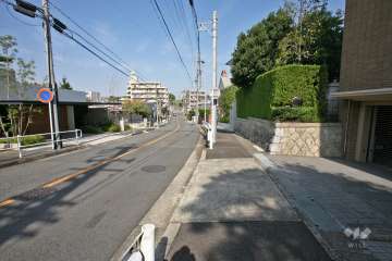 敷地西側の前面道路（南側から）