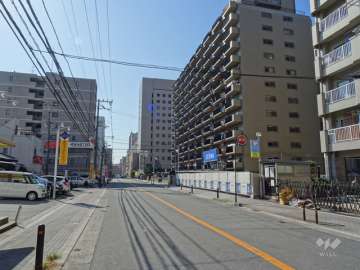 敷地東側の前面道路（北側から）