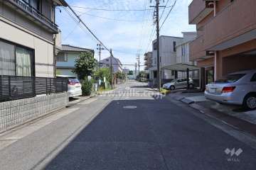敷地北側の前面道路（西側から）