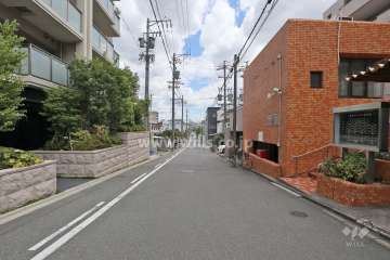 敷地北側の前面道路（西側から）