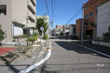 敷地東側の前面道路（南側から）
