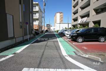 敷地南側の前面道路（東側から）