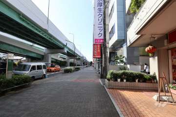 敷地の東側前面道路（北側から）空港線と名古屋高速3号大高線です。