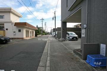 敷地東側の前面道路（北側から）