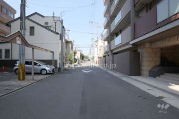 敷地南側の前面道路（東側から）