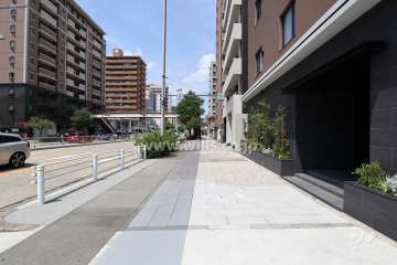 敷地西側の前面道路（南側から）