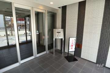エントランスはオートロック付きです。