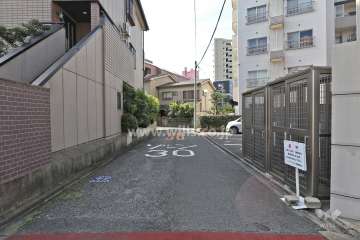 敷地東側の前面道路（北側から）