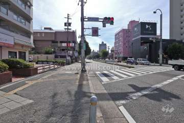 敷地南西側の前面道路（北西側から）