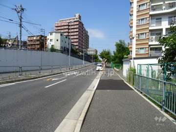 敷地の南側前面道路（東側から）