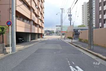 敷地南側の前面道路（西側から）