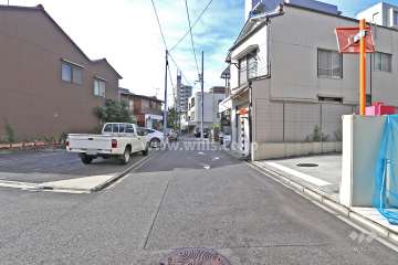 敷地東側の前面道路（北側から）