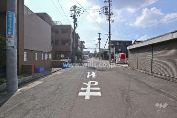 敷地北側の前面道路（東側から）