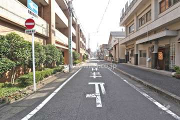 敷地西側の前面道路（北側から）