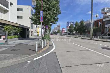 敷地東側の前面道路（南側から）