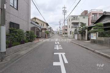 敷地南側の前面道路（東側から）
