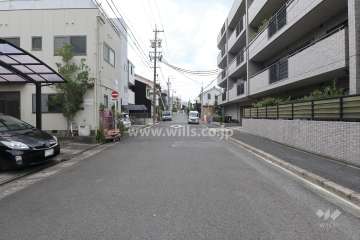 敷地南側の前面道路（東側から）