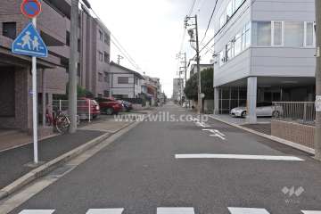 敷地北側の前面道路（東側から）