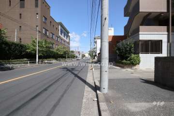 敷地北側の前面道路（西側から）