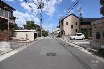 敷地北側の前面道路（西側から）