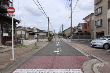 敷地北側の前面道路（西側から）