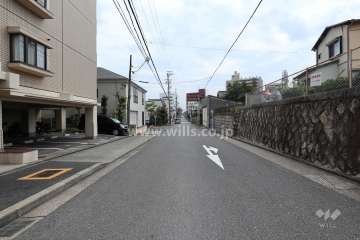 敷地西側の前面道路（北側から）