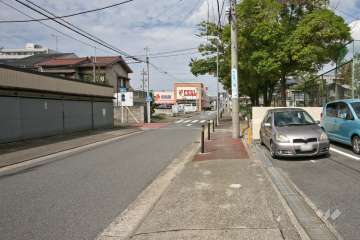 敷地西側の前面道路（南側から）