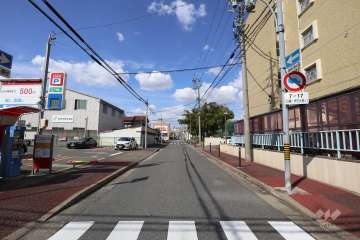 敷地西側の前面道路