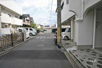 敷地北側の前面道路（西側から）