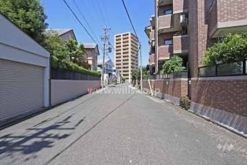 敷地西側の前面道路（南側から）