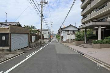 敷地南側の前面道路（東側から）