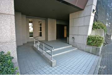 敷地北側の前面道路（山手グリーンロード）