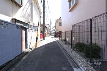 敷地東側の前面道路