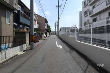敷地北側の前面道路（西側から）