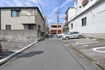敷地南側の前面道路（東側から）