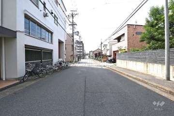 敷地西側の前面道路（北側から）