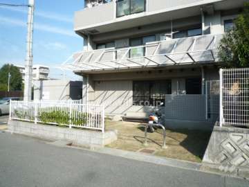 敷地横の小さな公園