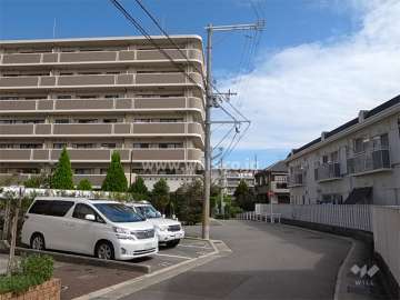 周辺はマンションやアパート、一戸建てが混在する静かな住宅地です。