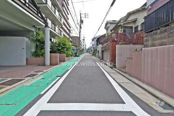 敷地南側の前面道路（西側から）