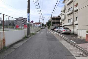 敷地東側の前面道路（北側から）