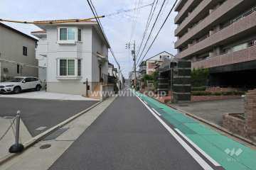 敷地南側の前面道路（東側から）
