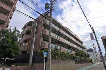 ライオンズマンション桜山西の外観（南西側から）