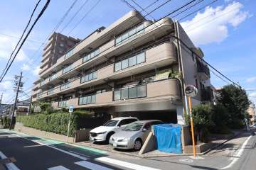 ライオンズマンション桜山西の外観（南東側から）