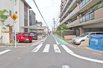 敷地南側の前面道路（東側から）