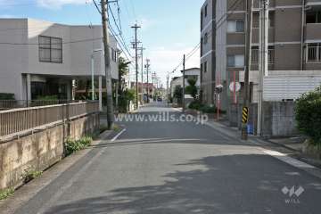 敷地東側の前面道路(北側から)