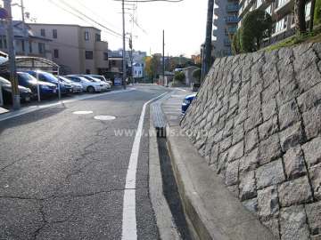 敷地東側の前面道路（北から）
