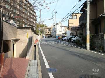 敷地東側の前面道路（南から）